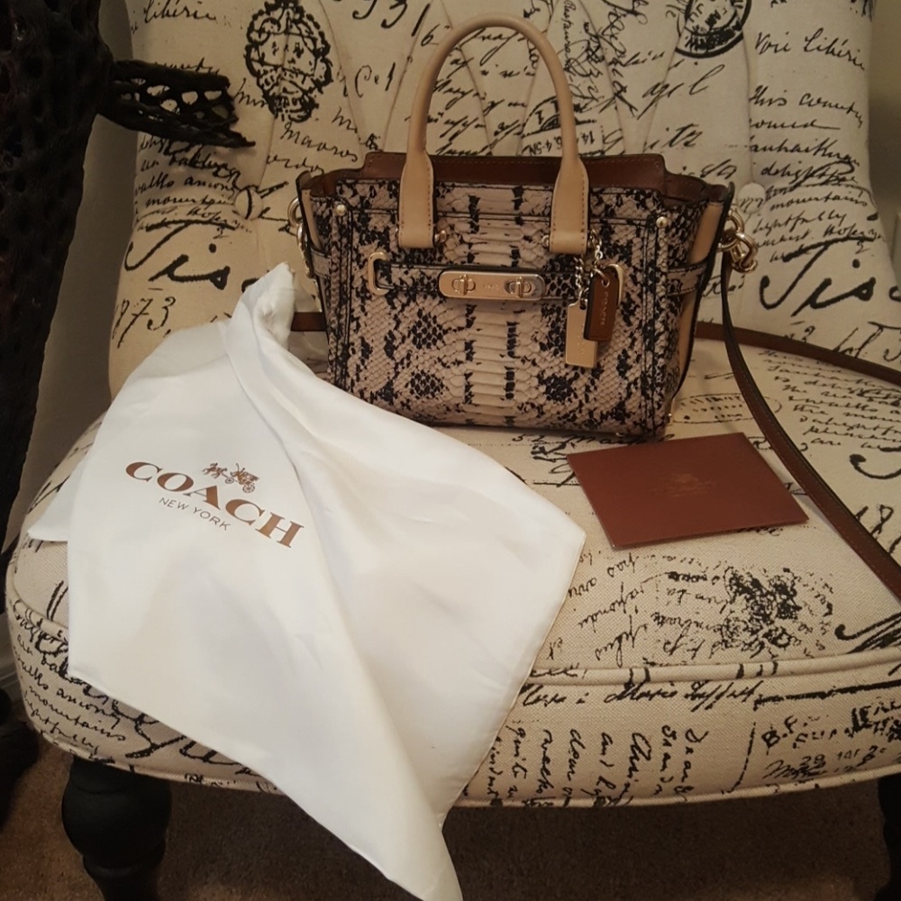 COACH ,LIKE New ,Perfect condition ,$220 Via p